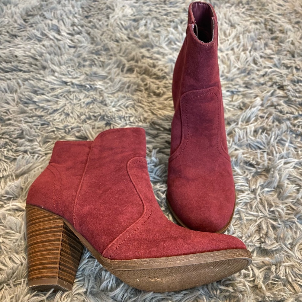 Wine ankle boot with heel